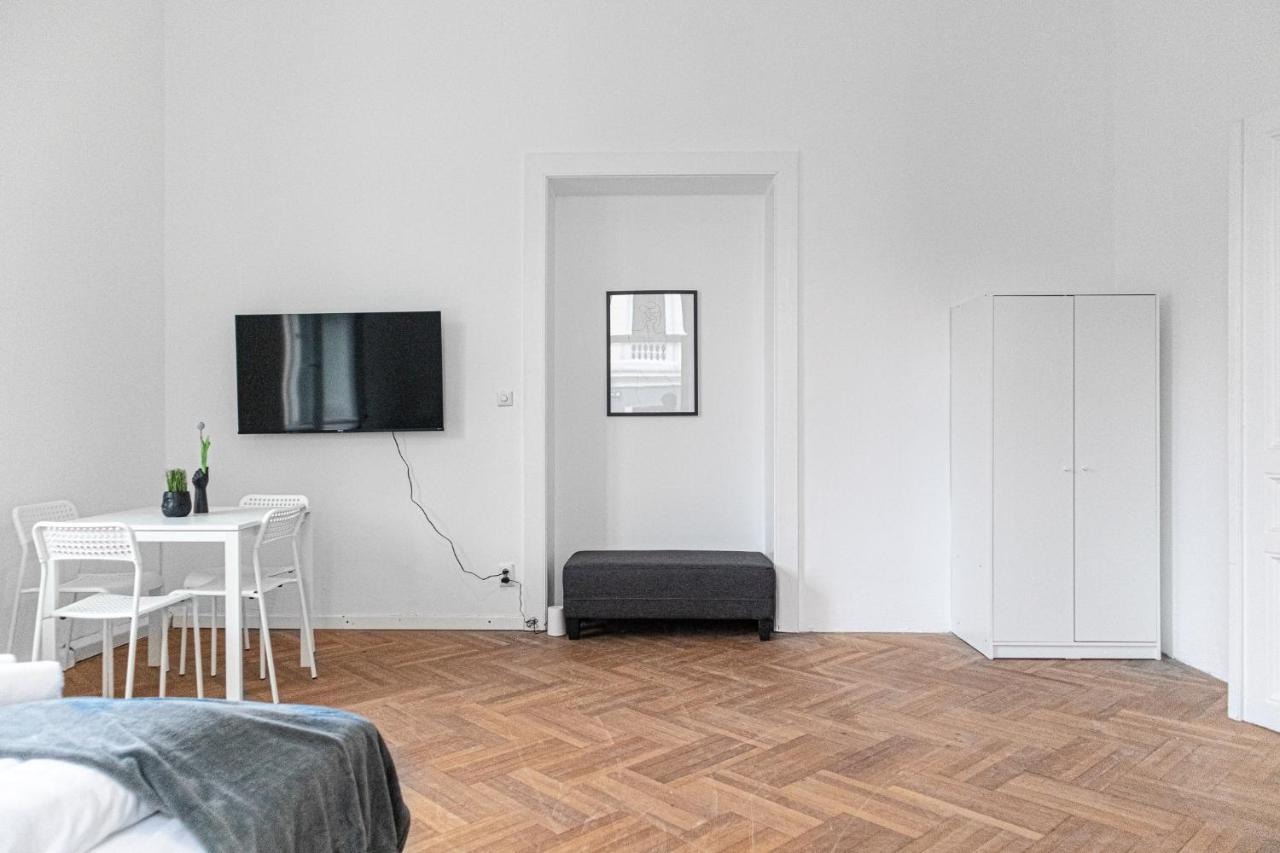 Classy 2Br Apt. W/ Exclusive Location Near Akh Виена Екстериор снимка
